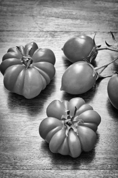 Tomates Italianos Uma Mesa Madeira — Fotografia de Stock