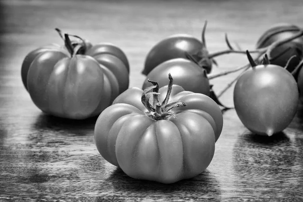 Tomates Italianos Uma Mesa Madeira — Fotografia de Stock