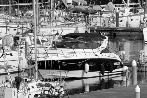 イタリア シチリア島 地中海 マリーナ ラグーザ ラグーザ州 2020年7月15日 港内の人々と豪華ヨット Editorial — ストック写真