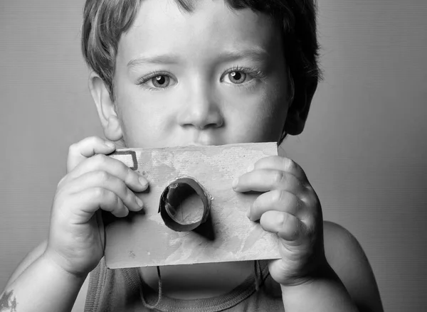 Studio Portrét Letého Chlapce Který Drží Vlastní Umělou Kameru — Stock fotografie