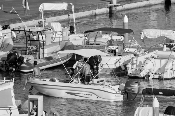 İtalya, Sicilya, Akdeniz, Marina di Ragusa (Ragusa Eyaleti); 16 Temmuz 2020, limandaki bir motorlu tekne - EDITORIAL