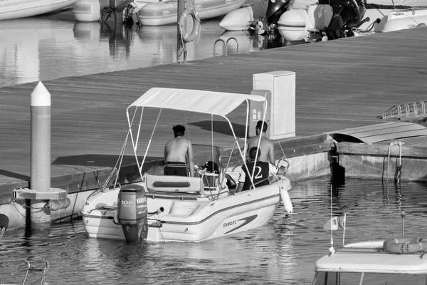 イタリア シチリア島 地中海 マリーナ ラグーザ ラグーザ州 2020年7月16日 港のモーターボートに乗っている人々 Editorial — ストック写真