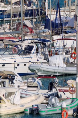 İtalya, Sicilya, Akdeniz, Marina di Ragusa (Ragusa ili); 17 Temmuz 2020, limanda motorlu tekneler ve lüks yatlar - EDITORIAL