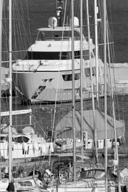 İtalya, Sicilya, Akdeniz, Marina di Ragusa (Ragusa ili); 17 Temmuz 2020, limanda lüks yatlar - EDITORIAL