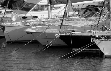 İtalya, Sicilya, Akdeniz, Marina di Ragusa (Ragusa ili); 18 Temmuz 2020, limanda lüks yatlar - EDITORIAL