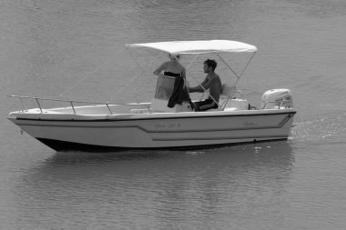 İtalya, Sicilya, Akdeniz, Marina di Ragusa (Ragusa Eyaleti); 19 Temmuz 2020, limandaki bir motorlu tekne - EDITORIAL