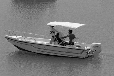 İtalya, Sicilya, Akdeniz, Marina di Ragusa (Ragusa Eyaleti); 19 Temmuz 2020, limandaki bir motorlu tekne - EDITORIAL