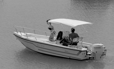 İtalya, Sicilya, Akdeniz, Marina di Ragusa (Ragusa Eyaleti); 19 Temmuz 2020, limandaki bir motorlu tekne - EDITORIAL