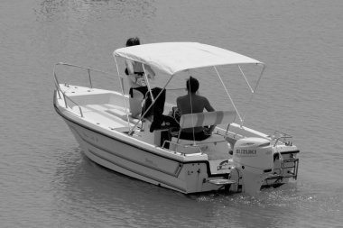 İtalya, Sicilya, Akdeniz, Marina di Ragusa (Ragusa Eyaleti); 19 Temmuz 2020, limandaki bir motorlu tekne - EDITORIAL