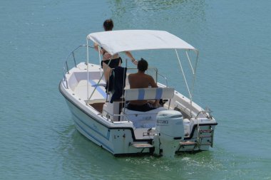 İtalya, Sicilya, Akdeniz, Marina di Ragusa (Ragusa Eyaleti); 19 Temmuz 2020, limandaki bir motorlu tekne - EDITORIAL