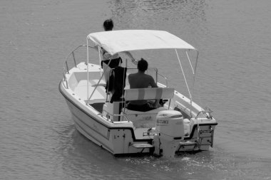 İtalya, Sicilya, Akdeniz, Marina di Ragusa (Ragusa Eyaleti); 19 Temmuz 2020, limandaki bir motorlu tekne - EDITORIAL