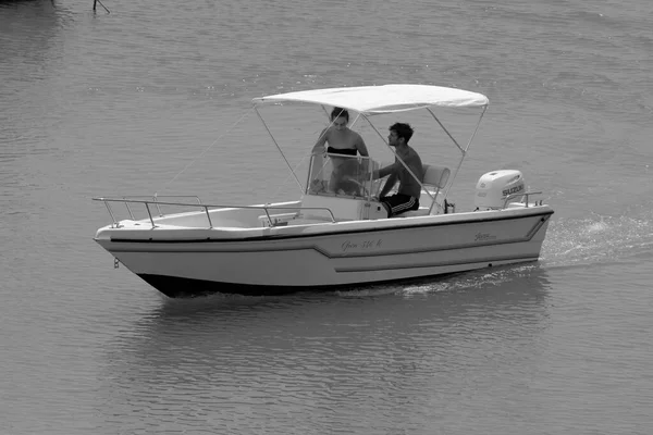 イタリア シチリア島 地中海 マリーナ ラグーザ ラグーザ州 2020年7月19日 港のモーターボートに乗っている人々 Editorial — ストック写真