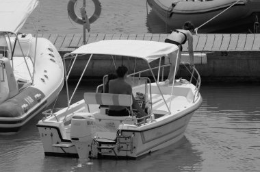 İtalya, Sicilya, Akdeniz, Marina di Ragusa (Ragusa Eyaleti); 19 Temmuz 2020, limandaki bir motorlu tekne - EDITORIAL