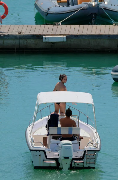 Italien Sicilien Medelhavet Marina Ragusa Ragusaprovinsen Juli 2020 Personer Motorbåt — Stockfoto