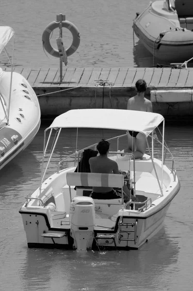 意大利 西西里 地中海 拉古萨海 拉古萨省 2020年7月19日 港口的一艘汽艇上的乘客 Editorial — 图库照片