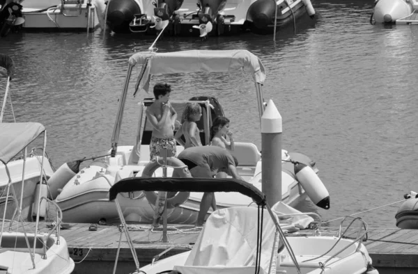 イタリア シチリア島 地中海 マリーナ ラグーザ ラグーザ州 2020年7月19日 港のゴムボートに乗っている人々 Editorial — ストック写真