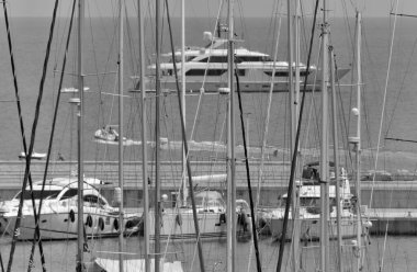 İtalya, Sicilya, Akdeniz, Marina di Ragusa (Ragusa ili); 19 Temmuz 2020, limanda lüks yatlar - EDITORIAL