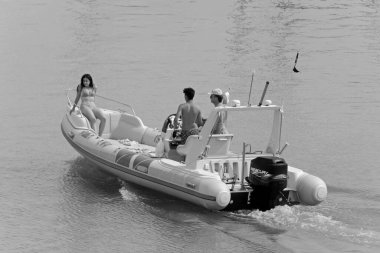 İtalya, Sicilya, Akdeniz, Marina di Ragusa (Ragusa Eyaleti); 19 Temmuz 2020, limandaki kauçuk bir teknede insanlar - EDITORIAL