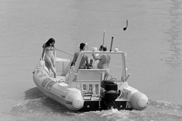 イタリア シチリア島 地中海 マリーナ ラグーザ ラグーザ州 2020年7月19日 港のゴムボートに乗っている人々 Editorial — ストック写真