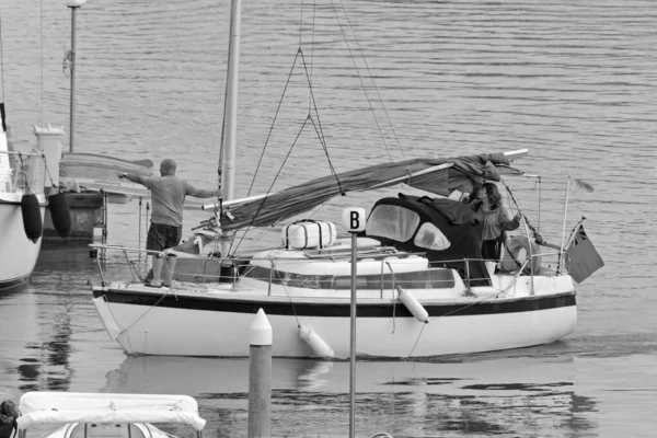 意大利 西西里 地中海 拉古萨海 拉古萨省 2020年7月19日 港口一艘帆船上的乘客 Editorial — 图库照片