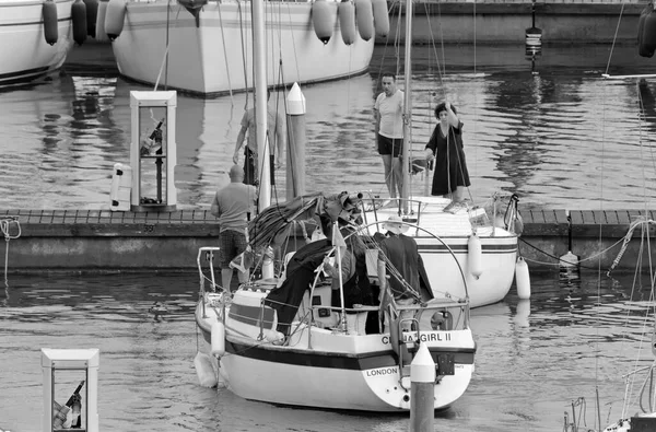 Italien Sicilien Medelhavet Marina Ragusa Ragusaprovinsen Juli 2020 Människor Segelbåt — Stockfoto