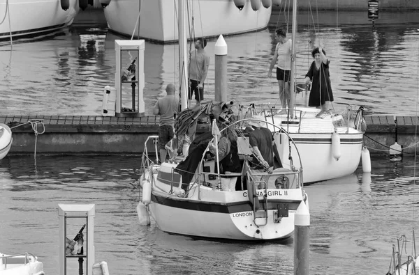 イタリア シチリア島 地中海 マリーナ ラグーザ ラグーザ州 2020年7月19日 港内の帆船に乗っている人々 Editorial — ストック写真