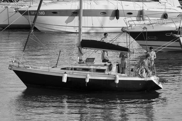 意大利 西西里 地中海 拉古萨港 拉古萨省 2020年7月20日 港口的帆船和豪华游艇上的乘客 Editorial — 图库照片