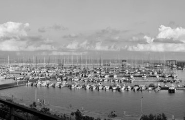 İtalya, Sicilya, Akdeniz, Marina di Ragusa (Ragusa Eyaleti); limanda motorlu tekne ve lüks yatlar 