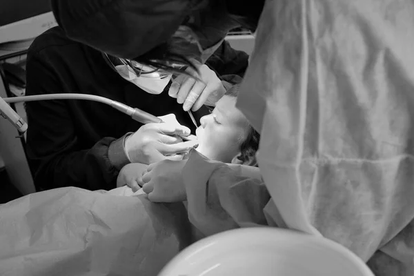 歯科医院で治療を受けている4歳の男性の子供 — ストック写真