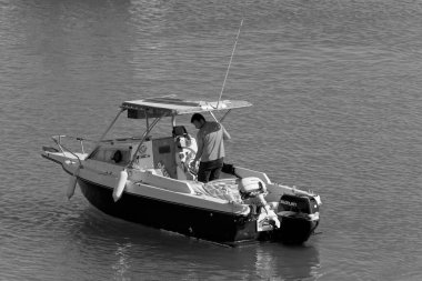 İtalya, Sicilya, Akdeniz, Marina di Ragusa (Ragusa ili); 21 Temmuz 2020, limandaki bir balıkçı teknesinde balıkçı - EDITORIAL