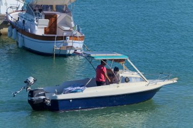 İtalya, Sicilya, Akdeniz, Marina di Ragusa (Ragusa ili); 21 Temmuz 2020, limandaki bir balıkçı teknesinde balıkçı - EDITORIAL