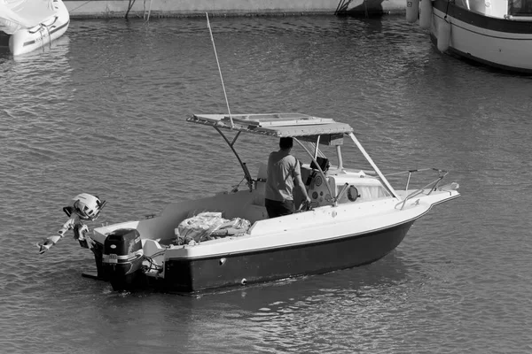 イタリア シチリア島 地中海 マリーナ ラグーザ ラグーザ州 2020年7月21日 港の漁船の漁師 編集部 — ストック写真