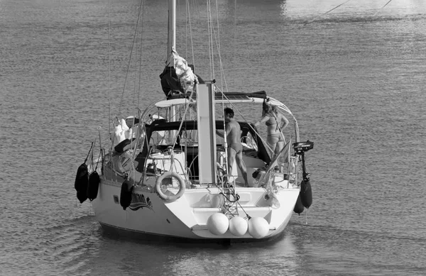 意大利 西西里 地中海 拉古萨海 拉古萨省 2020年7月24日 港口一艘帆船上的乘客 Editorial — 图库照片