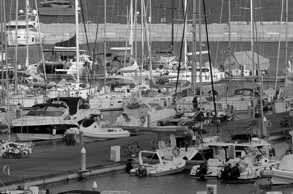 意大利 西西里 地中海 拉古萨港 拉古萨省 2020年7月25日 港口内的汽艇和豪华游艇 Editorial — 图库照片
