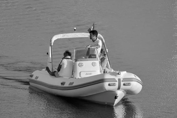 意大利 西西里 地中海 拉古萨海 拉古萨省 2020年7月25日 港口一艘橡皮船上的人 Editorial — 图库照片