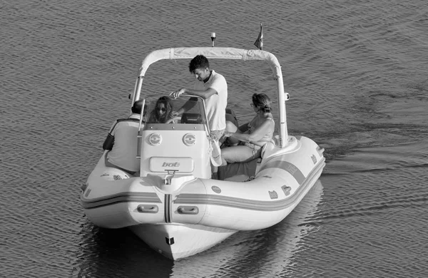 イタリア シチリア島 地中海 マリーナ ラグーザ ラグーザ州 2020年7月25日 港のゴムボートに乗っている人々 Editorial — ストック写真