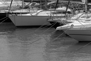 İtalya, Sicilya, Akdeniz, Marina di Ragusa (Ragusa ili); 26 Temmuz 2020, limanda lüks yatlar - EDITORIAL