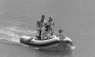 İtalya, Sicilya, Akdeniz, Marina di Ragusa (Ragusa Eyaleti); 26 Temmuz 2020, limandaki kauçuk bir teknede insanlar - EDITORIAL