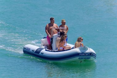 İtalya, Sicilya, Akdeniz, Marina di Ragusa (Ragusa Eyaleti); 26 Temmuz 2020, limandaki kauçuk bir teknede insanlar - EDITORIAL