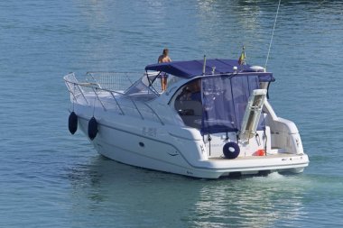 İtalya, Sicilya, Akdeniz, Marina di Ragusa (Ragusa Eyaleti); 26 Temmuz 2020, limanda lüks bir yatta insanlar - EDITORIAL