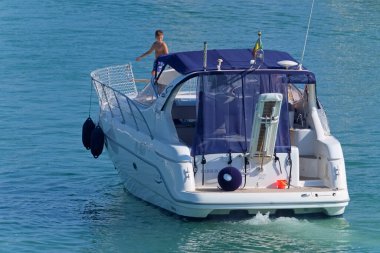 İtalya, Sicilya, Akdeniz, Marina di Ragusa (Ragusa Eyaleti); 26 Temmuz 2020, limanda lüks bir yatta insanlar - EDITORIAL