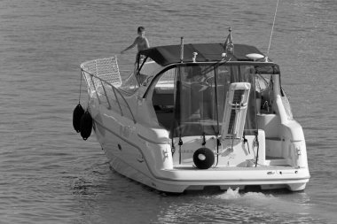 İtalya, Sicilya, Akdeniz, Marina di Ragusa (Ragusa Eyaleti); 26 Temmuz 2020, limanda lüks bir yatta insanlar - EDITORIAL