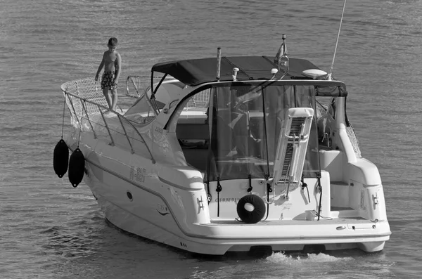 意大利 西西里 地中海 拉古萨港 拉古萨省 2020年7月26日 港口乘豪华游艇的人 Editorial — 图库照片