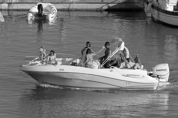 イタリア シチリア島 地中海 マリーナ ラグーザ ラグーザ州 2020年7月26日 港のモーターボートに乗っている人々 Editorial — ストック写真