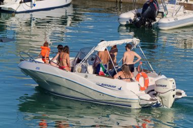 İtalya, Sicilya, Akdeniz, Marina di Ragusa (Ragusa Eyaleti); 26 Temmuz 2020, limandaki bir motorlu tekne - EDITORIAL