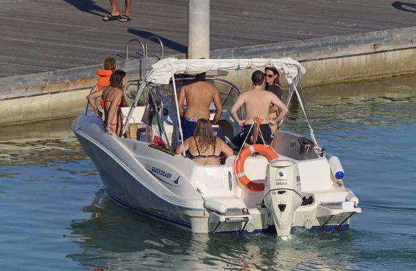 意大利 西西里 地中海 拉古萨海 拉古萨省 2020年7月26日 港口的一艘汽艇上的乘客 Editorial — 图库照片