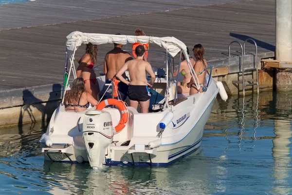 Italien Sicilien Medelhavet Marina Ragusa Ragusaprovinsen Juli 2020 Personer Motorbåt — Stockfoto