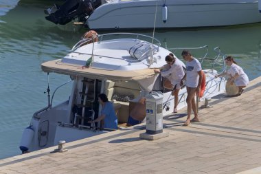 İtalya, Sicilya, Akdeniz, Marina di Ragusa (Ragusa Eyaleti); 27 Temmuz 2020, insanlar limanda lüks bir yatta - EDITORIAL