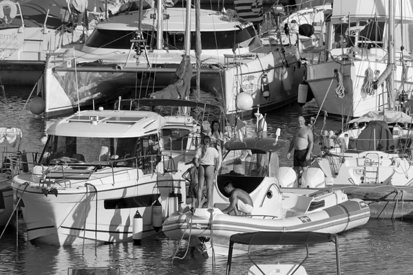 Italien Sicilien Medelhavet Marina Ragusa Ragusaprovinsen Juli 2020 Människor Gummibåt — Stockfoto