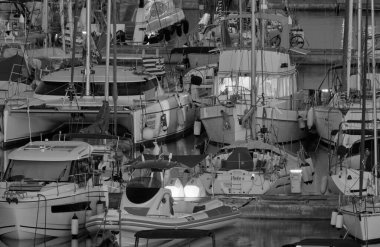 İtalya, Sicilya, Akdeniz, Marina di Ragusa (Ragusa ili); 27 Temmuz 2020, geceleri limanda motorlu tekneler ve lüks yatlar - EDITORIAL